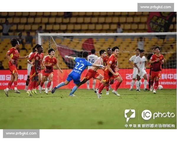 逆转胜利！足球赛场惊现悬念大逆袭，球队绝杀扭转乾坤全场沸腾 - 副本 - 副本